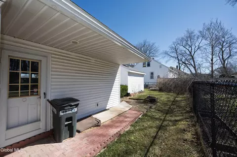 Exterior - 2814 Halsey Dr, Schenectady, NY 12304 photo 4 of 7
