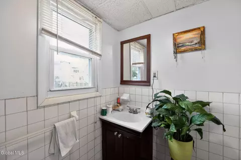 Bath - 1931 Jerome Ave, Schenectady, NY 12306 photo 1 of 4