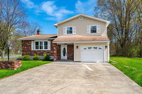 50 Fairlawn Dr, Selkirk, NY 12158