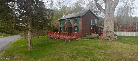 171 Willowbrook Dr, Surprise, NY 12176