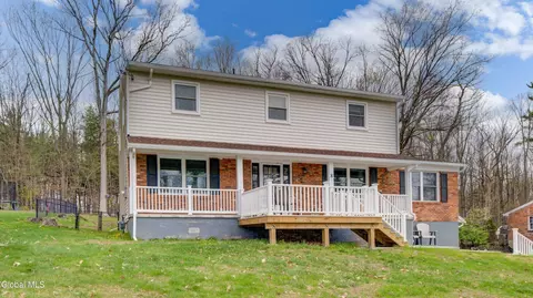 8 Pinewood Dr, Glenville, NY 12302