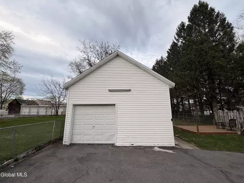 Exterior - 1025 Hegeman St, Schenectady, NY 12306 photo 2 of 9