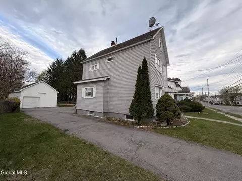 Exterior - 1025 Hegeman St, Schenectady, NY 12306 photo 5 of 9