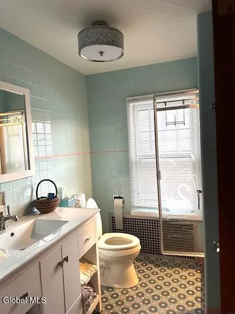 Bath - 843 Wright Ave, Schenectady, NY 12309 photo 2 of 4