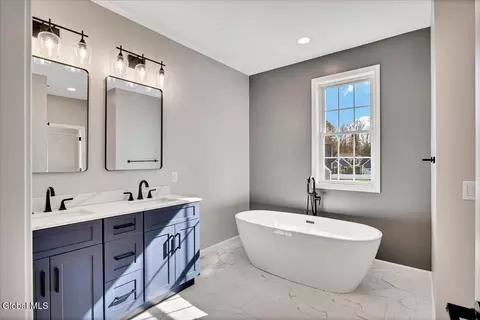 Bath - 105 Diamond Pl, Schenectady, NY 12306 photo 2 of 9