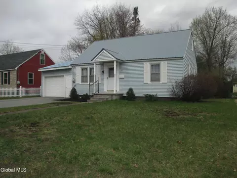 91 3rd St, Glens Falls, NY 12801