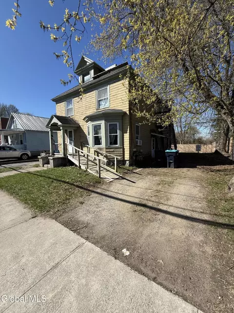 9 Feeder St, Hudson Falls, NY 12839