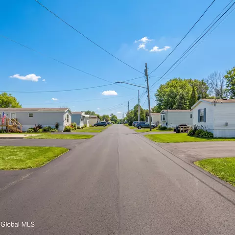40 Meadow Ln, Champlain, NY 12919