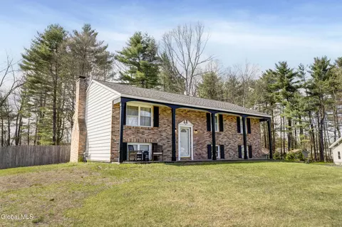 20 Wynnefield Dr, South Glens Falls, NY 12803