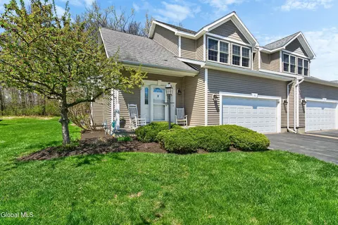 60 Oakmont St, Niskayuna, NY 12309