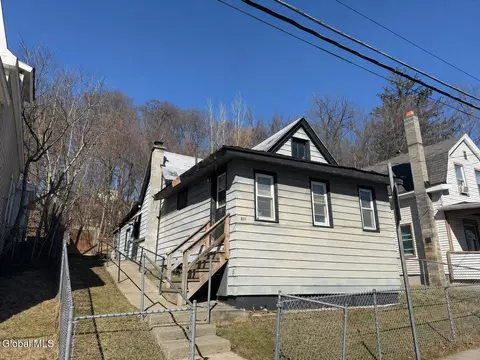 839 5th St, Rensselaer, NY 12144