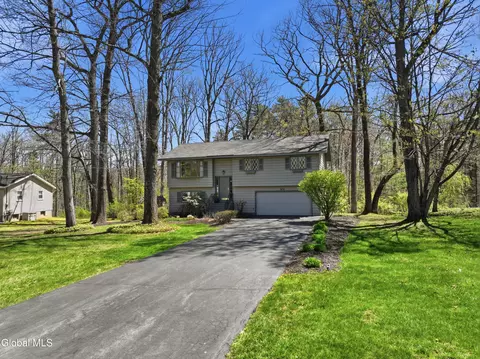 874 Maxwell Dr, Niskayuna, NY 12309