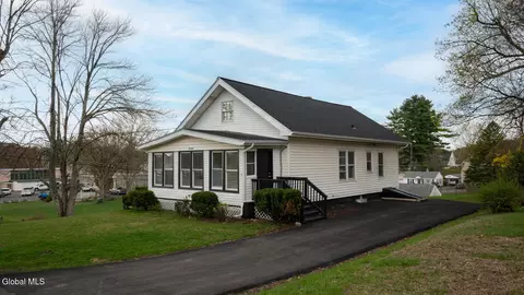 19 Elmwood Ct, Wynantskill, NY 12198