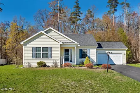 18 Kelly Ln, Halfmoon, NY 12065