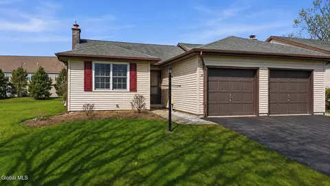 38 Dorlon Dr, Queensbury, NY 12804