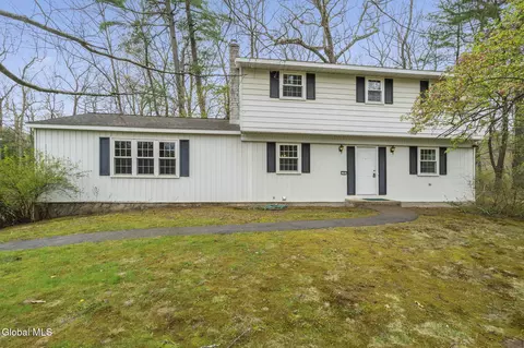19 Glenwood Dr, Ballston Lake, NY 12019