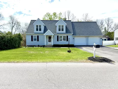 15 Wynnefield Dr, South Glens Falls, NY 12803