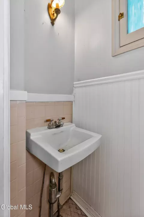 Bath - 7 Union St, Schenectady, NY 12305 photo 3 of 5