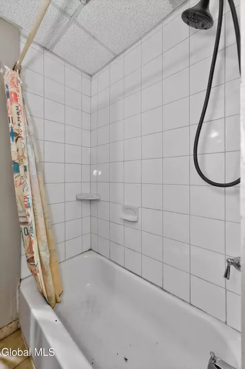 Bath - 7 Union St, Schenectady, NY 12305 photo 2 of 5
