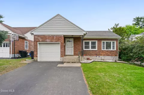 28 Center View Dr, Troy, NY 12180