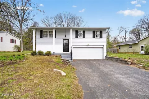 20 Wampum Dr, Saratoga Springs, NY 12866