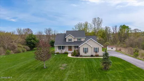 9 Backspin Dr, Mechanicville, NY 12118