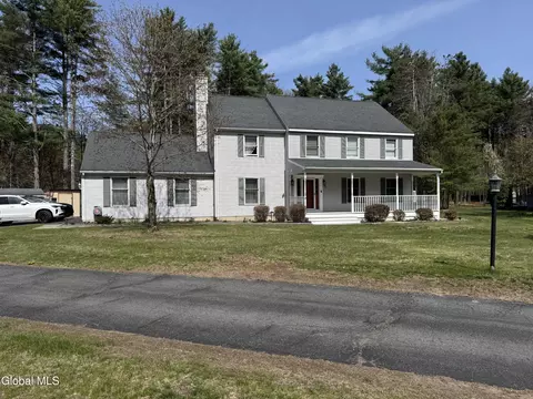 20 Queens Ln, Queensbury, NY 12804