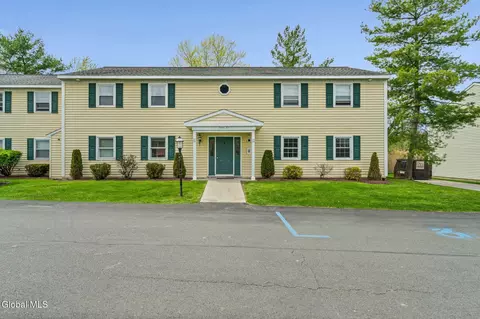 184 Cedarview Ln, Watervliet, NY 12189