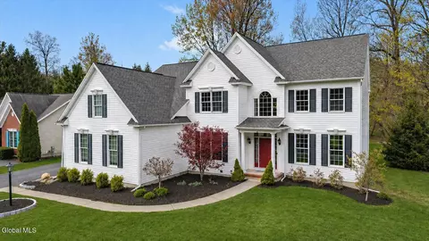 10 Tarragon Ter, Halfmoon, NY 12065