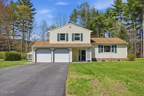10 Queen Diana Ln, Queensbury, NY 12804