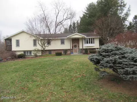 17 Holland Ln, Castleton On Hudson, NY 12033