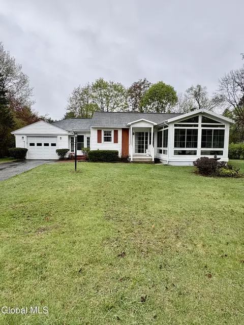 28 Woodlawn Ave, South Glens Falls, NY 12803