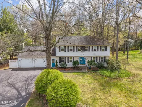 34 Axbridge Ln, Delmar, NY 12054