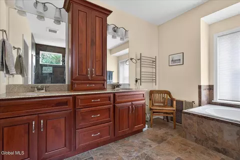 Bath - 1019 Gideon Trce, Schenectady, NY 12302 photo 2 of 5
