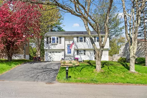8 Daniel St, Rensselaer, NY 12144