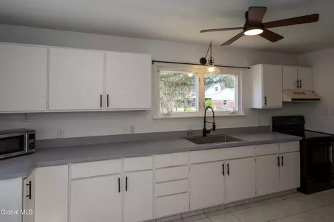 Kitchen - 84 Pashley Rd, Glenville, NY 12302 photo 2 of 2