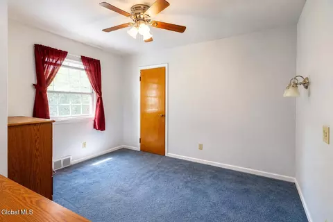 Bedroom - 3270 Mcdonald Ave, Schenectady, NY 12304 photo 3 of 4