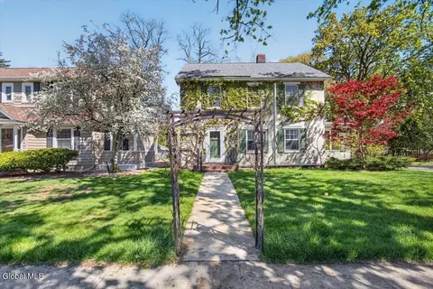 33 Washington Rd, Scotia, NY 12302