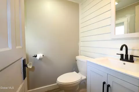 Bath - 10 Daggett Ter, Schenectady, NY 12307 photo 5 of 5