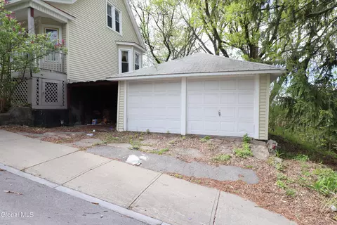 Exterior - 10 Daggett Ter, Schenectady, NY 12307 photo 2 of 4