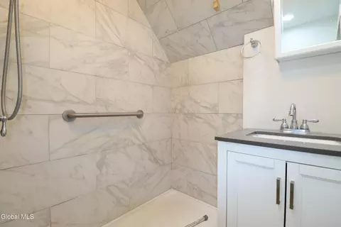 Bath - 10 Daggett Ter, Schenectady, NY 12307 photo 3 of 5