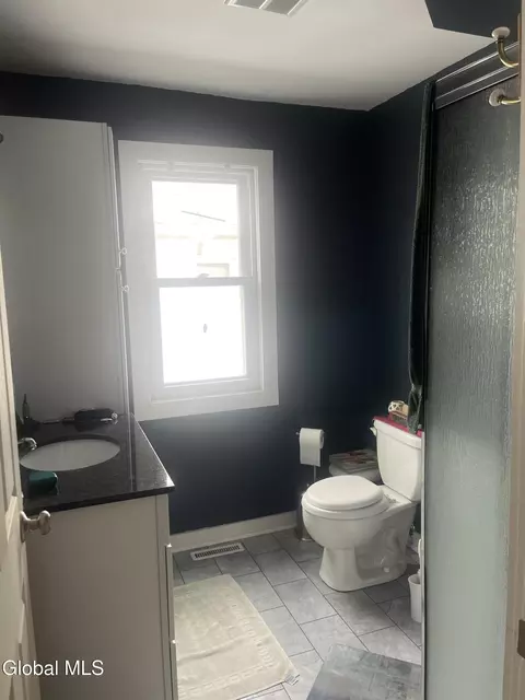 Bath - 824 Dean St, Schenectady, NY 12309 photo 2 of 2