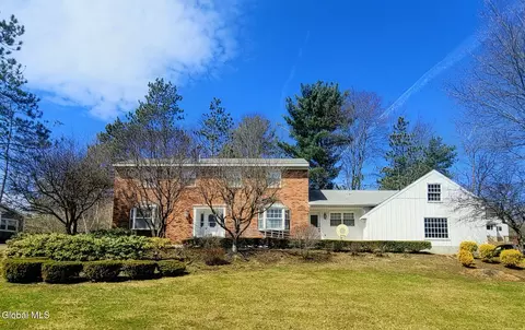 1205 Viewmont Dr, Niskayuna, NY 12309