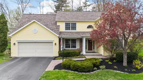 5 Horizon Dr, Saratoga Springs, NY 12866