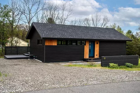 13 Regal Rd, Hudson, NY 12534