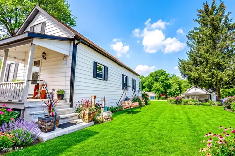 1142 River Rd, Troy, NY 12182