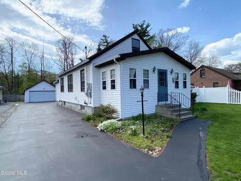38 Van Heusen St, Albany, NY 12205
