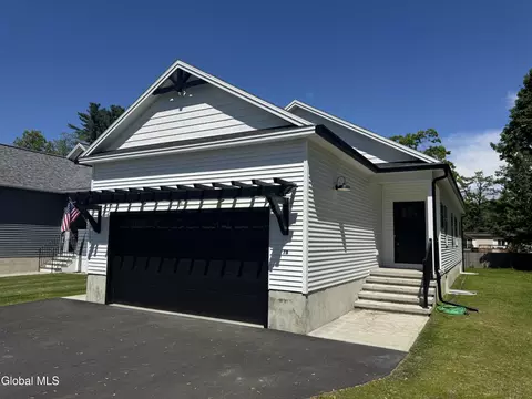 7 Parkview Ave # B, Queensbury, NY 12804