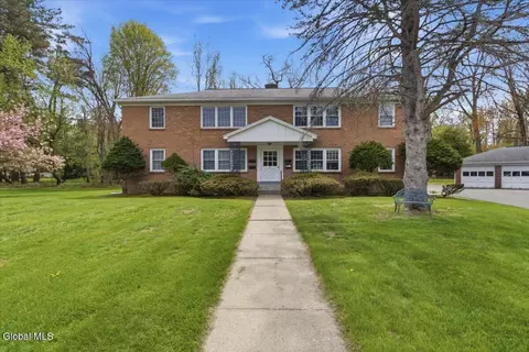 11 Kensington Ct #4, Delmar, NY 12054