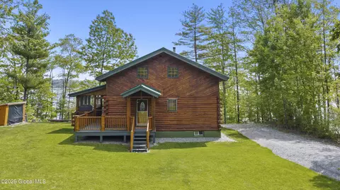 89 Captains Cv, Crown Point, NY 12928